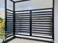 Volets et persiennes modernes en aluminium horizontaux pour portes et fenêtres extérieures, patios, cours, balcons, abris de voiture