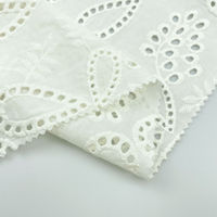 Tissu en coton brodé ajouré pour robe femme