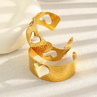 Bracelet manchette large en acier inoxydable plaqué or 18 carats, motif cœur martelé, ouvert, minimaliste et élégant pour femme