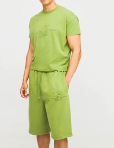 Conjunto de Camiseta y Pantalones Cortos M Star con Estampado en Relieve, Efecto Encogido, Acabado Lavado y Textura de Durazno, Color Verde Oliva - Product Image 1
