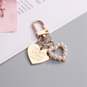 Llavero con Forma de Corazón y Perlas de Concha para Niñas, Accesorio Nuevo 2026, para Bolsos y <span class=keywords><strong>Airpods</strong></span> - Product Image 1
