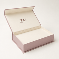 Matte Dusty Rose Buchförmige Starre Magnetbox mit Cremefarbenem Futter, Soft-Touch-Oberfläche und Individuellem Logo für Hochzeitsgeschenke und Verpackungen