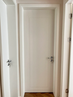 Porte de chambre à coucher de style minimaliste classique en bois massif, finition peinture laquée, double porte, sur mesure, couleur blanc laiteux