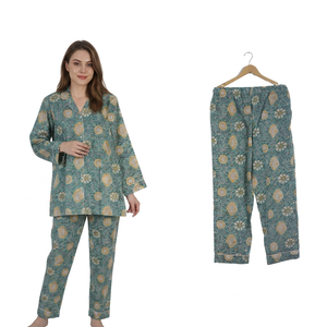 Ensemble de pyjama long en coton imprimé numérique floral élégant pour femme indienne, avec logo brodé sur le devant, fermeture boutonnée, taille haute, séchage rapide et doux - Product Image 1