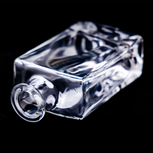 <span class=keywords><strong>Bottiglia</strong></span> di vetro di liquore quadrata vuota all'ingrosso 100ml, <span class=keywords><strong>il</strong></span> <span class=keywords><strong>fondo</strong></span> <span class=keywords><strong>della</strong></span> <span class=keywords><strong>bottiglia</strong></span> ha la forma di un vulcano - Product Image 3