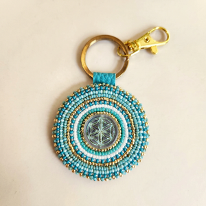 Porte-clés mousqueton en feutre tissé écologique, brodé à la main avec perles Feng Shui, motif fruit, forme personnalisée, breloque durable - Product Image 1