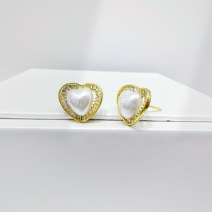Pendientes de plata 925 con baño de oro de 18k, forma de corazón, con perla, para fiesta, novia, geométricos, estilo retro coreano, para mujer. - Product Image 1