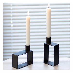 Portavelas artístico de hierro con acabado de estilo antiguo premium y características de desplazamiento para la decoración del hogar o eventos - Product Image 1