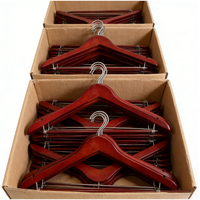 Cintres de luxe rouges en bois avec barre porte-pantalon, robustes et antidérapants pour manteaux, pantalons et chemises habillées
