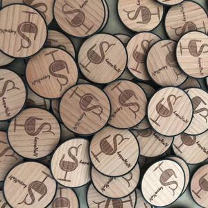 Đông Quan Màu Xanh Lá Cây Thủ Công Tùy Chỉnh Nhỏ Gỗ Thật Poppings Ổ Cắm Bằng Gỗ Di Động Điện Thoại Di Động Đứng Chủ Khắc Cho Bàn - Product Image 2