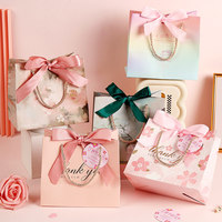 Boutique de cadeaux de luxe Impression personnalisée Logos avec poignée en ruban Emballage de bijoux blancs Petits sacs à provisions en papier pour vêtements