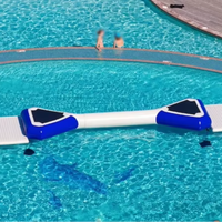 Vente en gros de pont flottant gonflable pour l'équilibre aquatique 6x2x0.5m avec plateformes d'extrémité triangulaires renforcées et tapis flottants latéraux