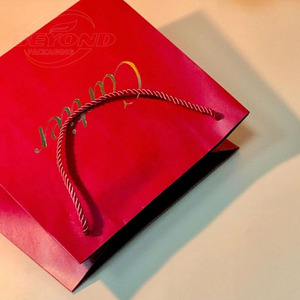 Commercio all'ingrosso al dettaglio di lusso riciclato Logo personalizzato stampa di gioielli regalo scarpe vestiti portano carta Kraft sacchetti per la spesa di imballaggio - Product Image 1