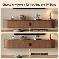 Meuble TV en bois réglable de style farmhouse avec porte coulissante flottante et design à panneaux pour salon