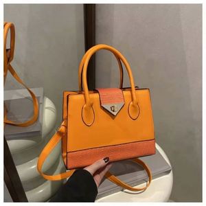 Sacs à bandoulière en cuir PU pour femmes, vente en gros, fermeture éclair, imperméables, forme oreiller, capacité 2-2,9 L, polyester - Product Image 6