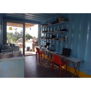 บ้านคอนเทนเนอร์ดีไซน์เรียบง่ายสำหรับใช้เป็นโรงแรม พร้อมประตูเปิดและพื้นที่นั่งเล่นกลางแจ้ง - Product Image 5