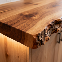 Armoires de cuisine Shaker en chêne foncé sur mesure, design rustique style chalet, avec comptoir en bois à bords naturels pour projet de villa