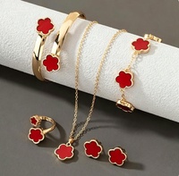 Set de 5 Piezas de Joyería para Mujer: Pulseras de Flor de Cinco Hojas de la Suerte, Dijes de Trébol de Acrílico, Pulsera, Collar, Anillo y Pendientes Bañados en Oro