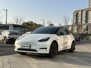 تيسلا موديل واي 2022 بدفع خلفي، تسارع 5.9 ثانية، مع نظام القيادة الذاتية AMD، مساحة تحميل كبيرة، عداد كيلومترات منخفض وقيمة رائعة - Product Image 1