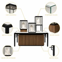 Vitrine à bijoux autoportante haute avec portes coulissantes en verre, verrouillable, éclairage LED, pour magasin de bijoux.