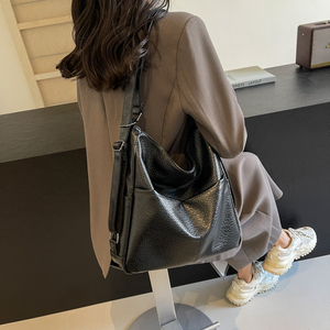 Bolsos cruzados de lujo para mujer, estilo de <span class=keywords><strong>moda</strong></span> de marcas de diseñadores famosos con decoración de cadena, cierre de cremallera y patrón de dulces - Product Image 3
