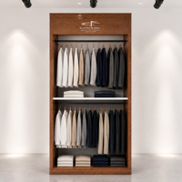 Vitrine en bois foncé grainé avec logo en relief, double tringle de suspension, étagère centrale, présentoir de vente au détail sur mesure