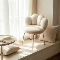Fauteuil de détente ergonomique moderne inclinable en fausse fourrure de mouton avec design patte de chat, pieds en bois, couleur crème, pour appartement/hôtel