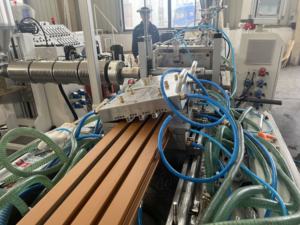 Outdoor PP PE WPC <span class=keywords><strong>PVC</strong></span> Zaun Decking Profil Extrusion sform für Holz Kunststoff Boden rahmen Wand paneel Dekorations platte - Product Image 2