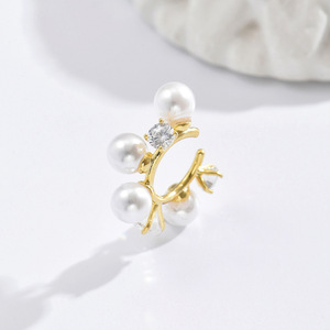 Bijoux pour femmes, boucles d'oreilles en laiton blanc électro-plaqué pour femmes, modèle minimaliste élégant et polyvalent, bijoux pour femmes - Product Image 2