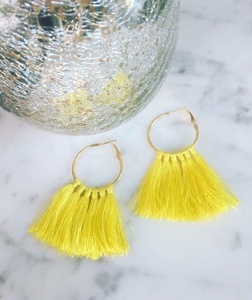 Pendientes de borla de diseñador para mujer con hilo de seda amarillo Joyería de moda - Product Image 1