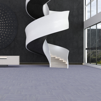 Dalles de moquette modulaires en nylon durable de haute qualité, résistantes à l'humidité, avec support en PE, pour clubs de luxe, salles d'exposition et espaces commerciaux