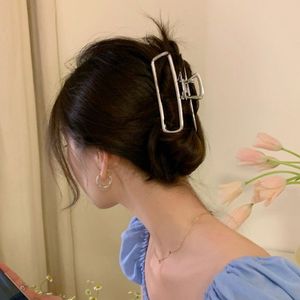 กิ๊บติดผมโลหะทรงสี่เหลี่ยม สไตล์คลาสสิก กิ๊บหนีบผมทรงฉลามขนาดใหญ่ จับผมแน่น สำหรับผู้หญิง ใช้ได้ทุกวัน ทรงผมเกล้าเก๋  อุปกรณ์เสริมผมแฟชั่นสุดหรู - Product Image 4