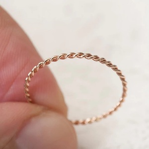 Anillo chapado en oro de Moissanite de diseño único natural - Product Image 5