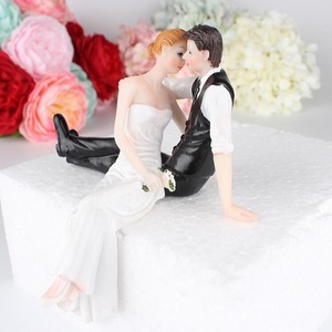 Figurines de gâteau de mariage en résine pour mariée et marié Ornement de Noël écologique pour la décoration de gâteau Motif de sculpture en stock - Product Image 1