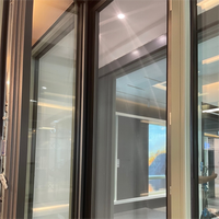 Fenêtres battantes haut de gamme en bois et aluminium composite avec isolation thermique et design à coins arrondis pour villa de luxe