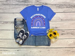 Maglietta per la Giornata Internazionale della Donna, T-Shirt in Cotone a Vestibilità Regolare con Stampa Arcobaleno Viola, Abbigliamento Casual Primavera-Estate - Product Image 3