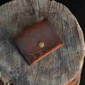Étui à couture miniature en cuir véritable fait main avec fermeture à bouton, pochette de protection pour aiguilles durable et portable, cadeau promotionnel - Product Image 2