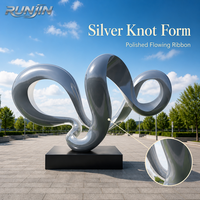 Grande sculpture d'art métallique abstraite en forme de fleur blanche avec arche en ruban doré pour extérieur, fabrication sur mesure