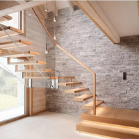Escalier flottant droit avec marches en bois et main courante en verre, design personnalisé