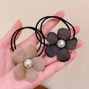 Coleteros de Tela con Centro de Perlas, Accesorios Casuales para el Cabello de Mujer, Colores Claros, Hechos a Mano, Verano 2023 - Product Image 3