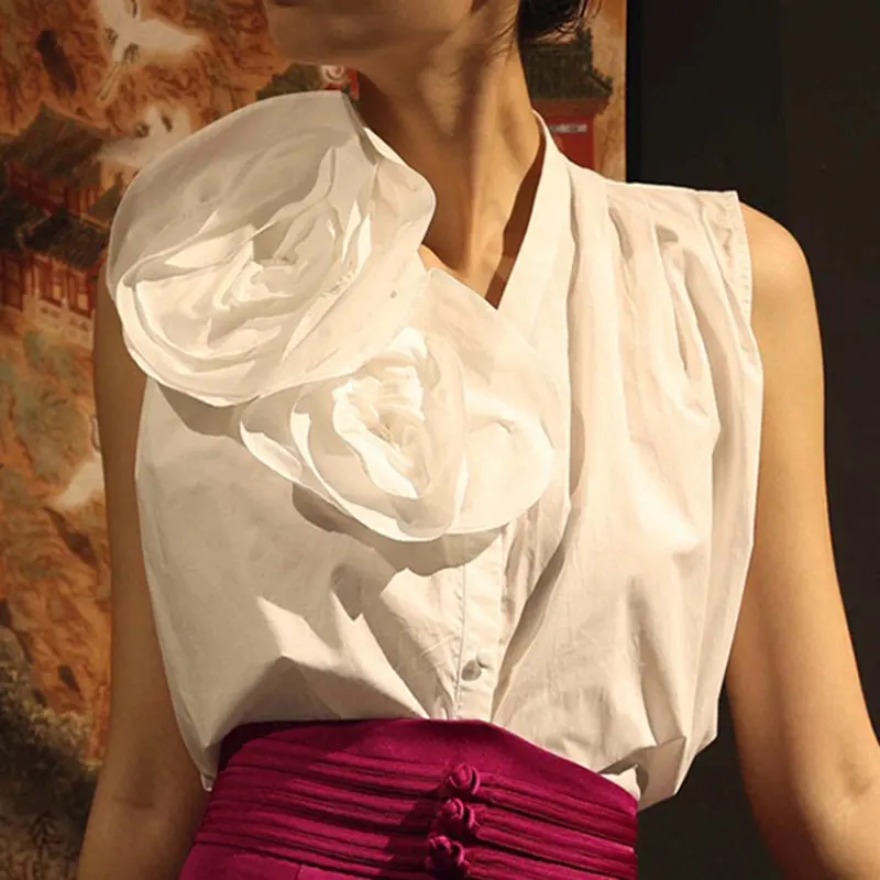 2024 Fashion new designer women's three-dimensional flower brooch V-neck sleeveless casual shirt