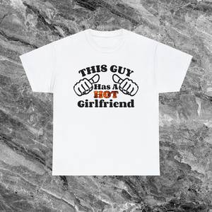 Camiseta con la frase "Este chico tiene una novia guapa", regalo divertido de aniversario para novio, camiseta para el Día de San Valentín - Product Image 3