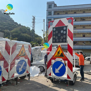 Remolque de Advertencia Solar Plegable Móvil con Señalización de Tráfico y Luces de Flecha para Obras de Carreteras - Product Image 2