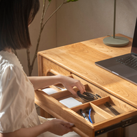 Table de bureau exécutive en bois massif de style moderne et organique avec panneau latéral découpé en arche pour studio ou loft