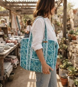 Sac fourre-tout bleu matelassé fait main à motif floral peint à la main, sac à bandoulière avec passepoil contrastant, ouverture supérieure, toutes saisons, pour usage quotidien - Product Image 3