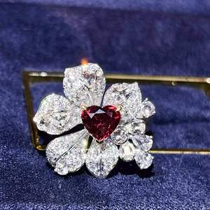 เครื่องประดับหรูหรา SGARIT แหวนดอกไม้ประดับทับทิม 18K ทองคำแท้ ไม่ผ่านการอบความร้อน ฝังเพชร 79 เม็ด และไพลินขาว 11 เม็ด เครื่องประดับชั้นดี - Product Image 4