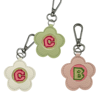 Breloque de sac en cuir en forme de fleur, broderie de lettres au point d'aiguille, auto-finie, ornement en cuir, cadeau