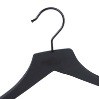 Cintres en bois noir Cintre en bois enduit de caoutchouc personnalisé avec barre pour costume de manteau