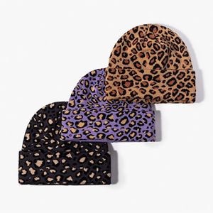 Chapeau de voyage unisexe en tricot doux jacquard à imprimé léopard avec pompon réglable pour l'hiver, idéal pour les séances <span class=keywords><strong>photo</strong></span> de rue, élégant cache-oreilles beanie - Product Image 2