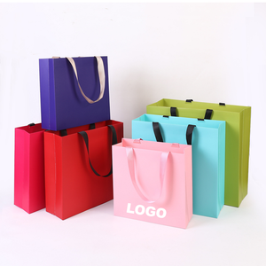 ถุงกระดาษสีดำสำหรับใส่เครื่องประดับพร้อมหูหิ้ว ขนาดสั่งทำพิเศษ พิมพ์โลโก้แบรนด์ตามแบบ ออกแบบเพื่อการส่งเสริมการขาย เหมาะสำหรับร้านค้าปลีกเสื้อผ้าหรูหรา ของขวัญ และการช้อปปิ้ง - Product Image 4